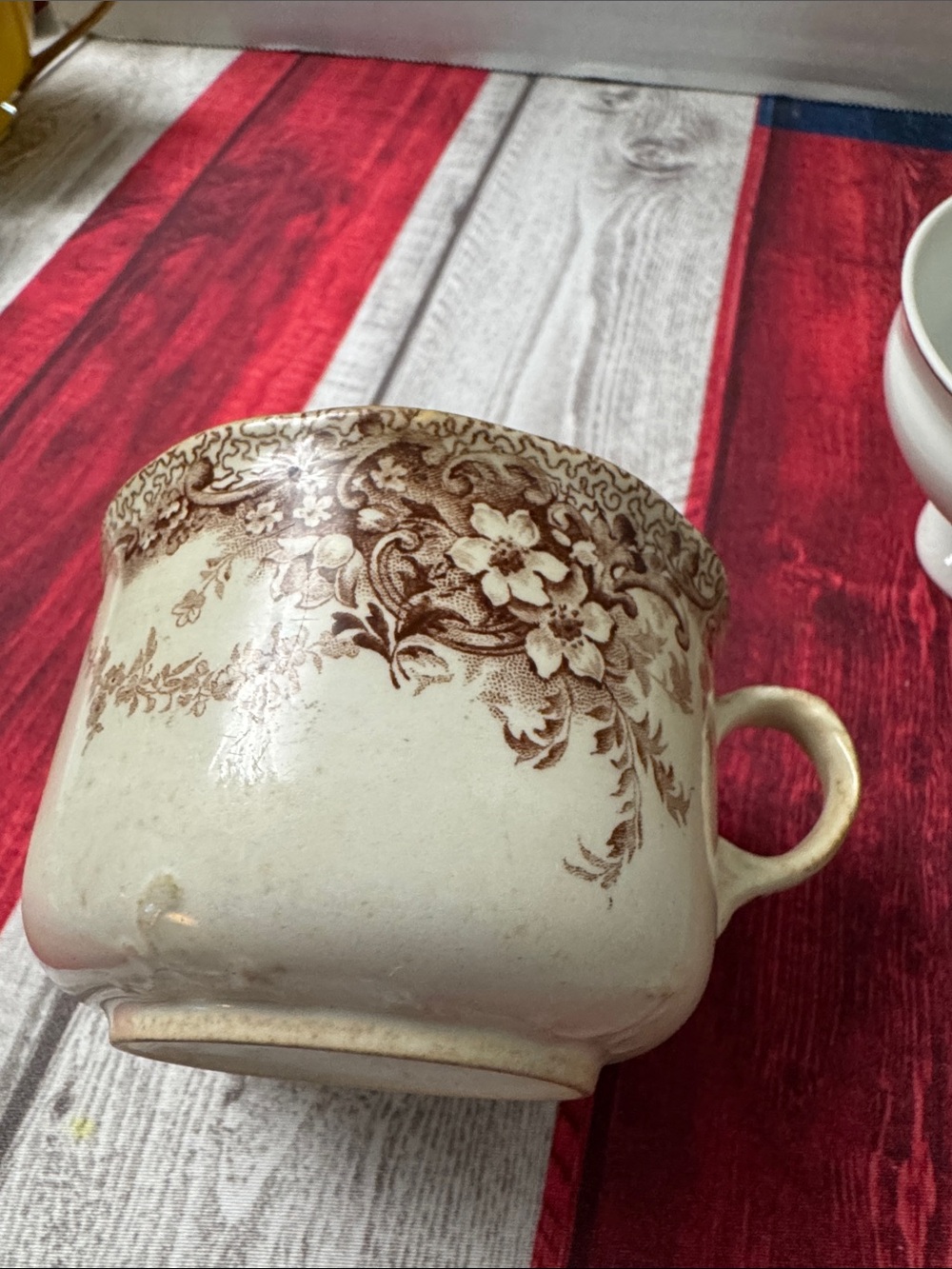 Beautiful Vintage tea cup looking for his set.